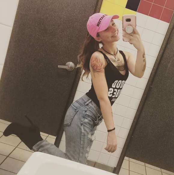 Meet your Posher, Kayla - Picture 5 of 5